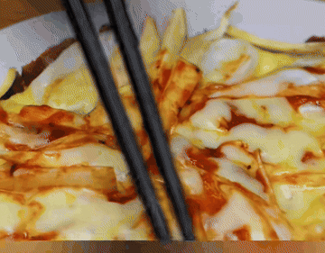 떡국떡에 계란물을 부으세요.2/2#새해떡국 #레시피 #koreanfood #요리 조리과정 6