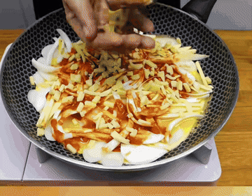떡국떡에 계란물을 부으세요.2/2#새해떡국 #레시피 #koreanfood #요리 조리과정 3