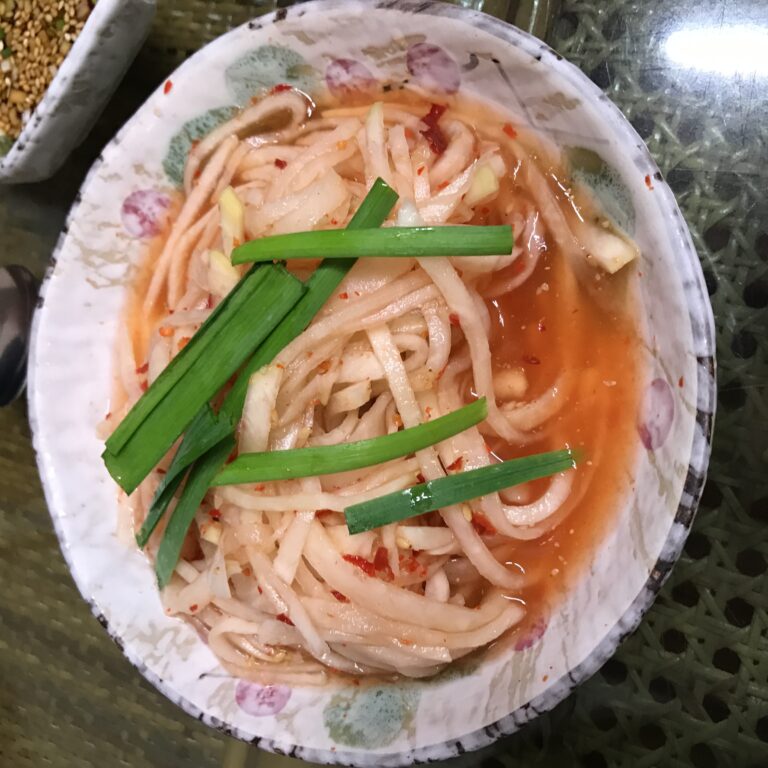 오독오독 식감 살리고 물기 쏙 호텔 한식당도 울고 갈 무생채 비법 - 오늘살림