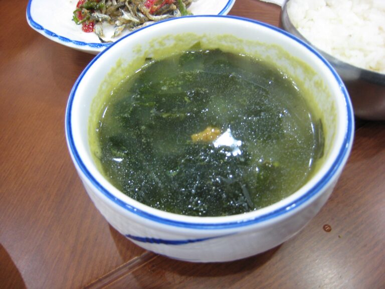 밥 두 공기 순삭 보장 진한 국물 맛이 일품인 미역국 끓이는 법 - 오늘살림