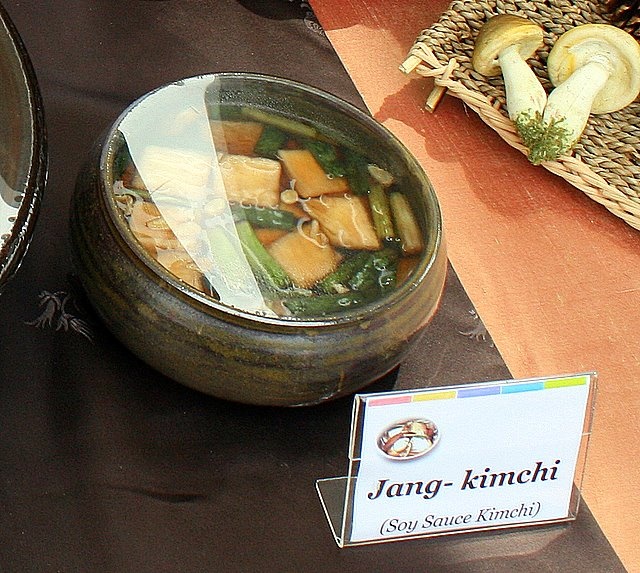 젓갈 한 방울 없이 감칠맛 폭발하는 검은 국물 간장 김치 비법 - 오늘살림