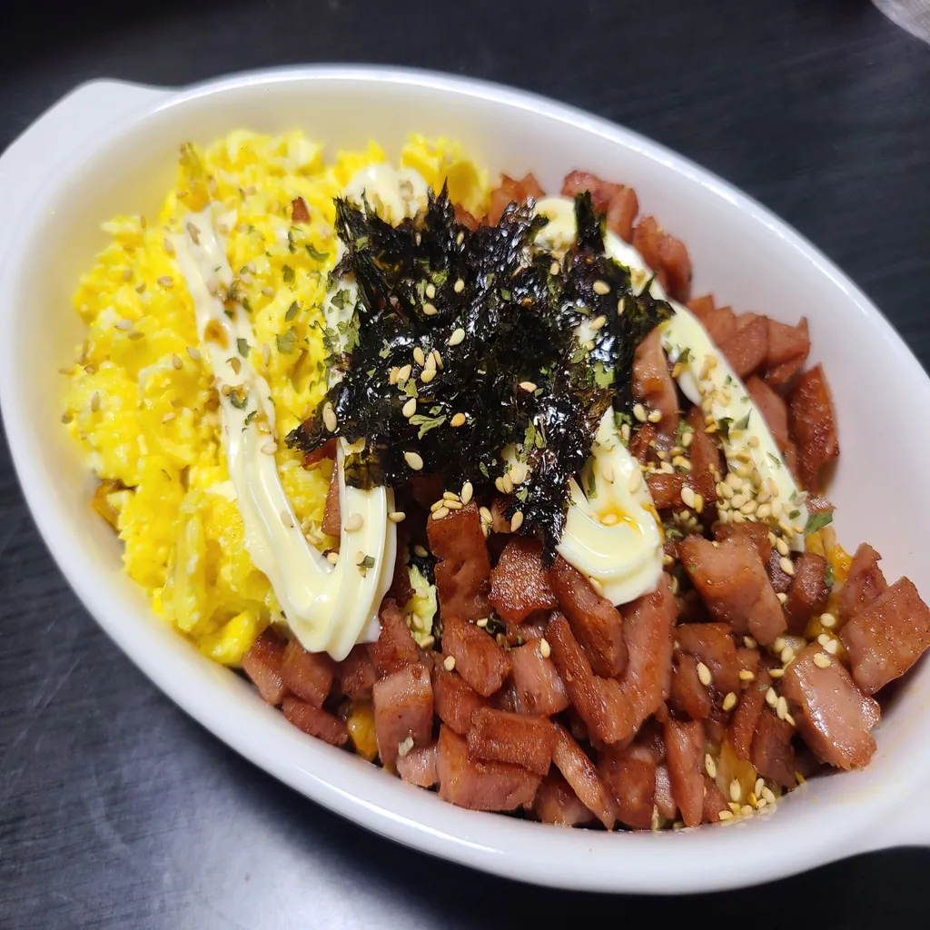 배달 앱 삭제하게 만드는 5분 완성 마성의 매콤 치즈 스팸 덮밥 레시피 - 오늘살림
