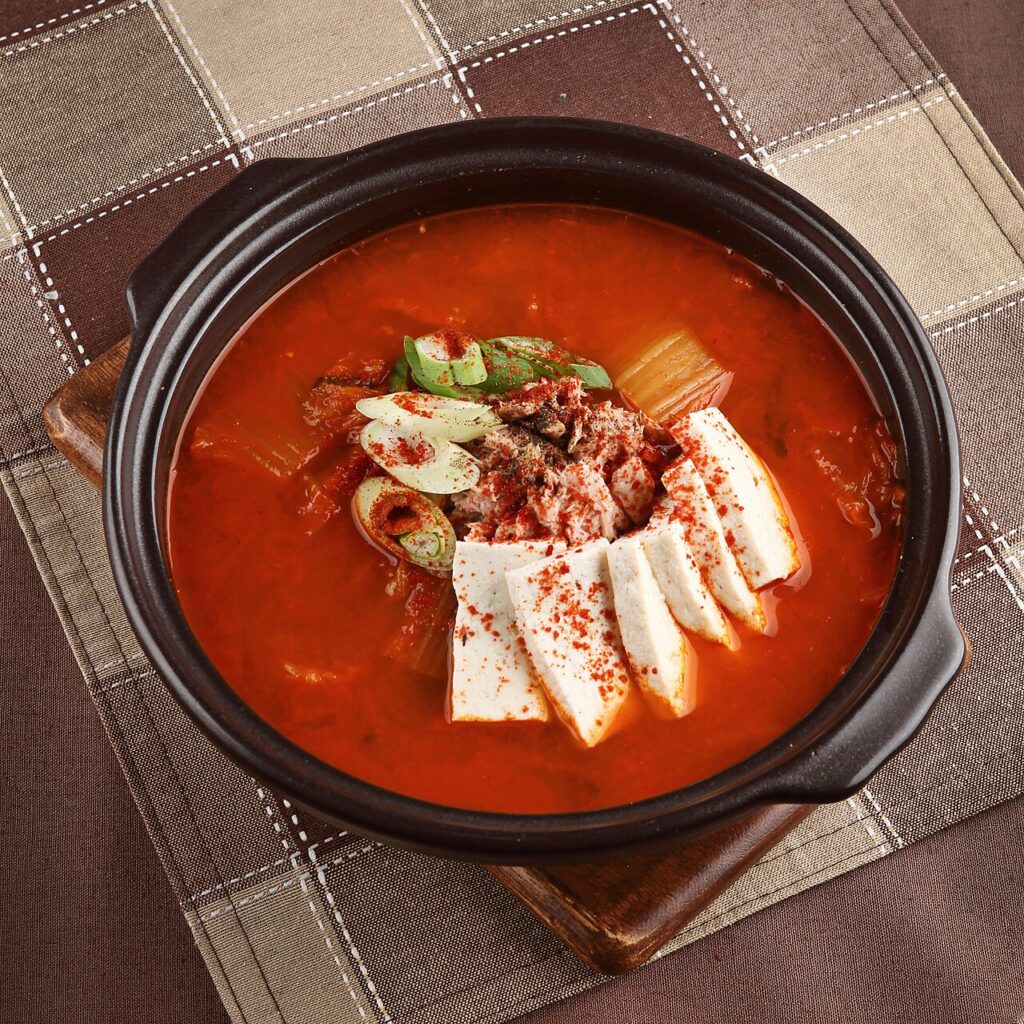 냉장고 속 처치 곤란 신김치의 화려한 변신 칼칼한 돼지고기 김치전골 레시피