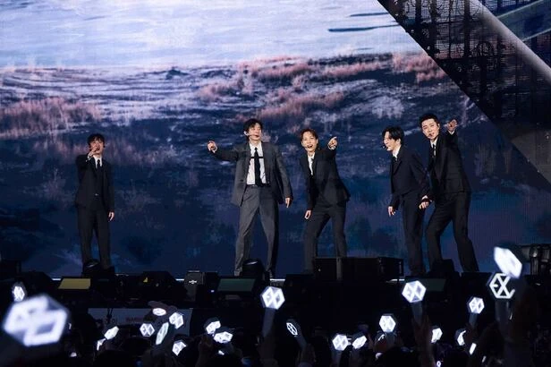 엑소 콘서트 현장의 조명과 퍼포먼스