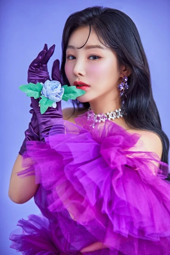 이예은 트로트 가수의 무대 이미지