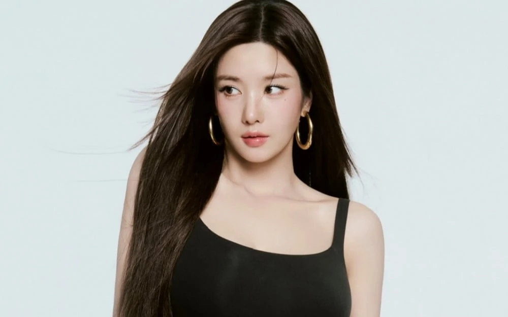 권은비의 세련된 화보 이미지