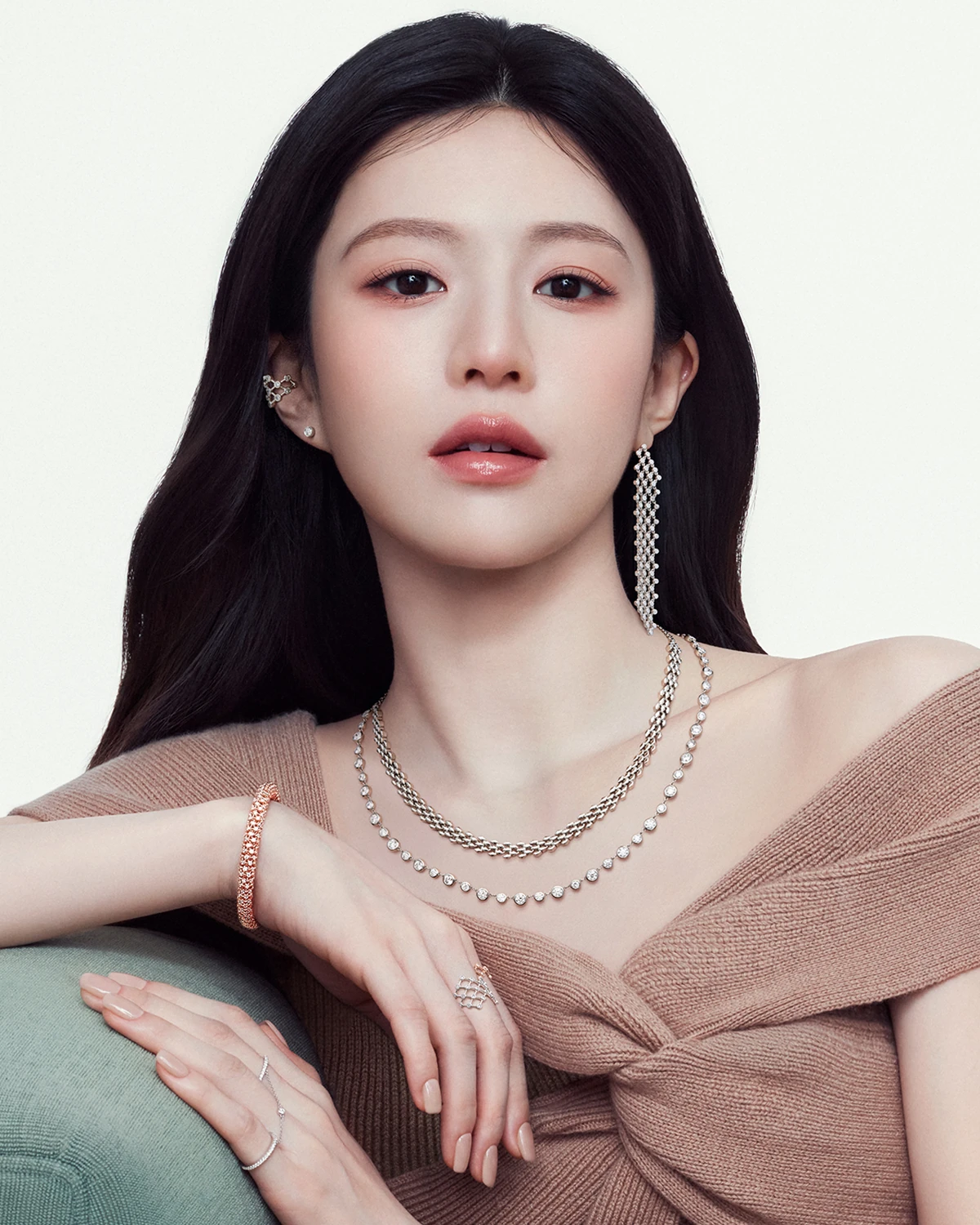가을 주얼리 레이어드 스타일링 이미지