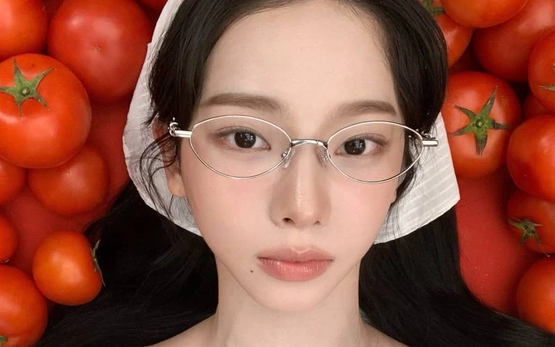 토마토 컬러에서 영감을 받은 생기 메이크업