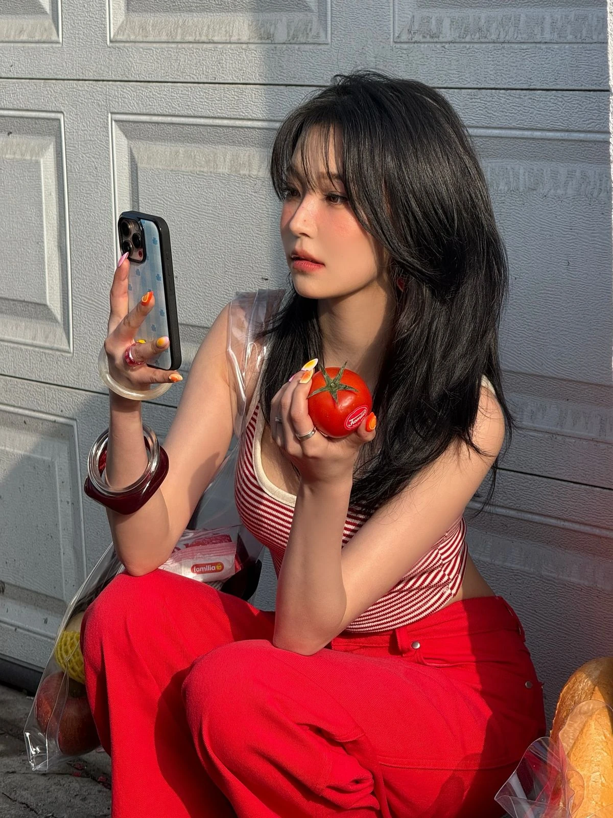 토마토와 레드 의상으로 완성한 여름 메이크업 분위기