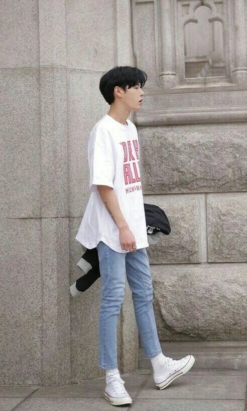 남성 흰 티 청바지 스타일링의 간결한 실루엣