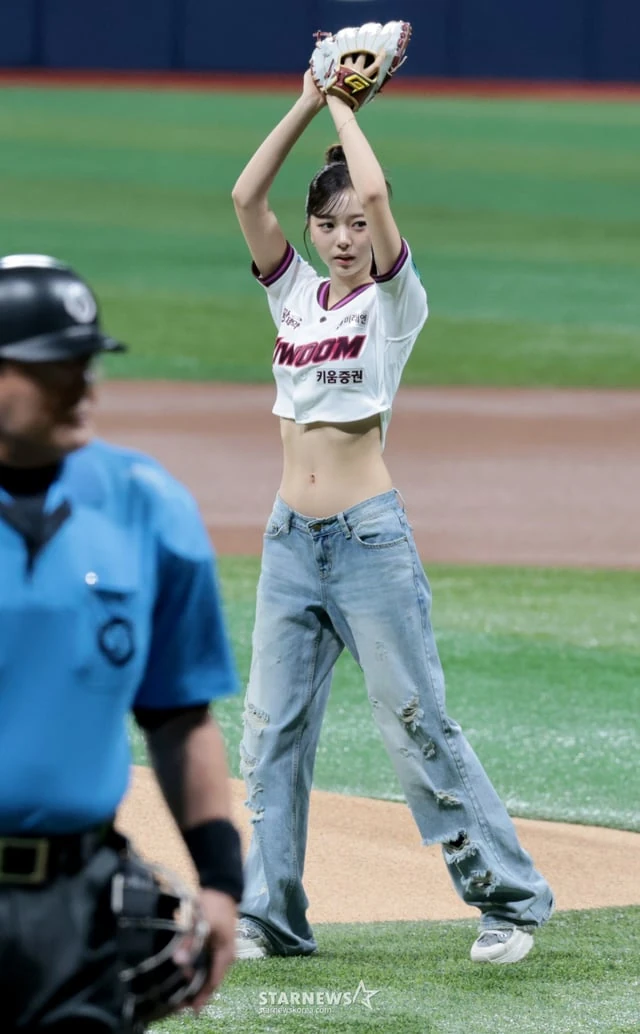 UDTT 권예진의 키움 히어로즈 시구 모습
