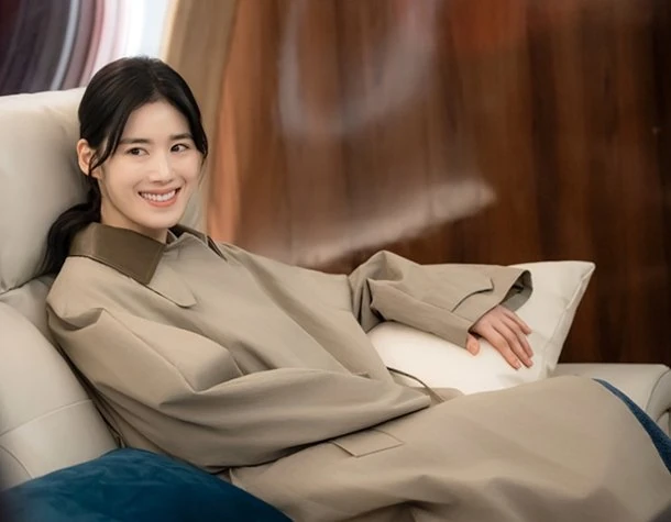 정은채의 전용기 장면을 담은 재벌X형사2 공식 이미지