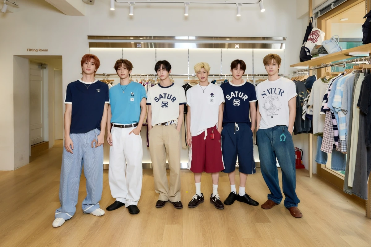 라이즈의 링거 티셔츠와 팬츠 스타일링