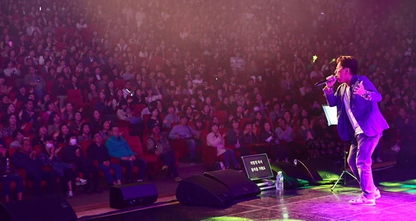 윤종신 콘서트 무대 이미지