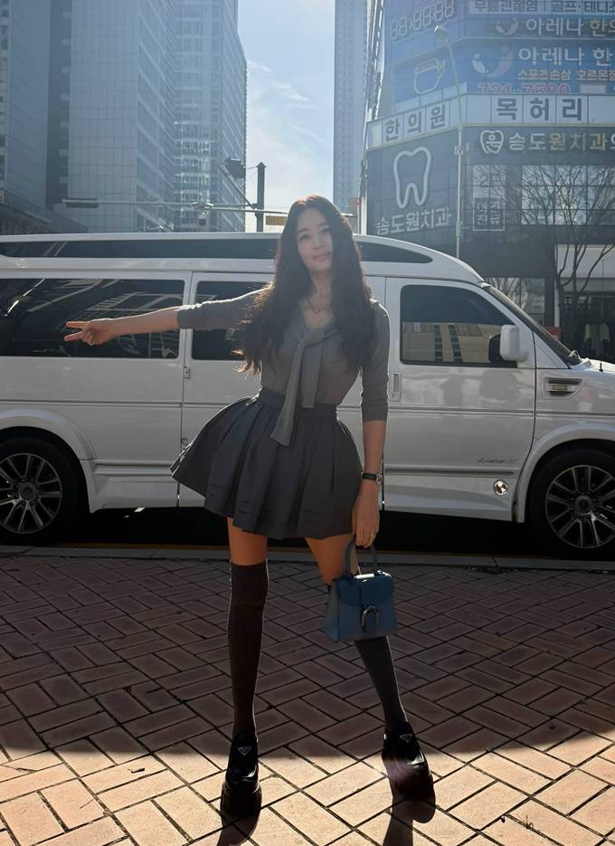 “지금 불륜이 문제가 아닙니다” 김혜수, 난리난 50대 바비인형 핏! 벌룬 미니와 플리츠 미니 프레피룩